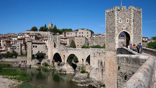 puente medieval de la localidad de besal girona