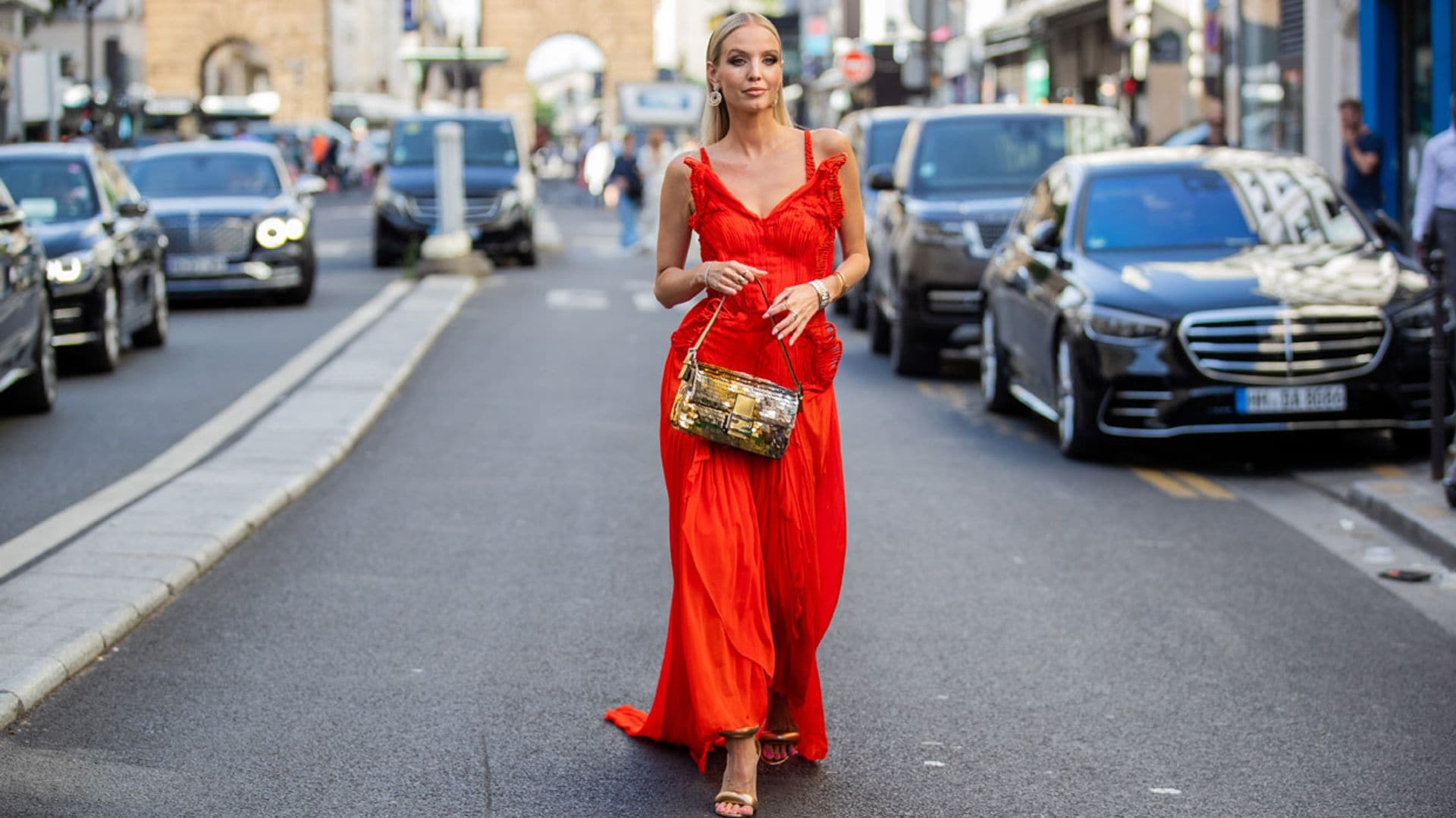 Vestidos lisos de verano: descubre el color de tendencia que más favorece a rubias, pelirrojas, morenas...