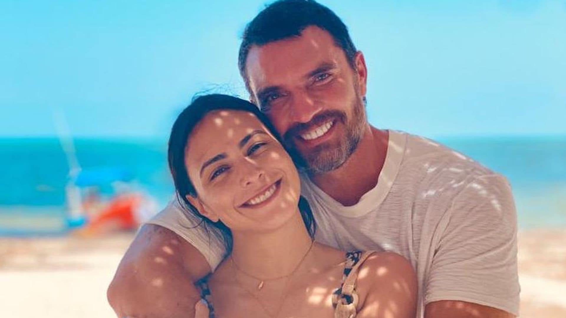 Novia de Julián Gil responde a quienes cuestionan su relación: ‘Que dure lo que tenga que durar’