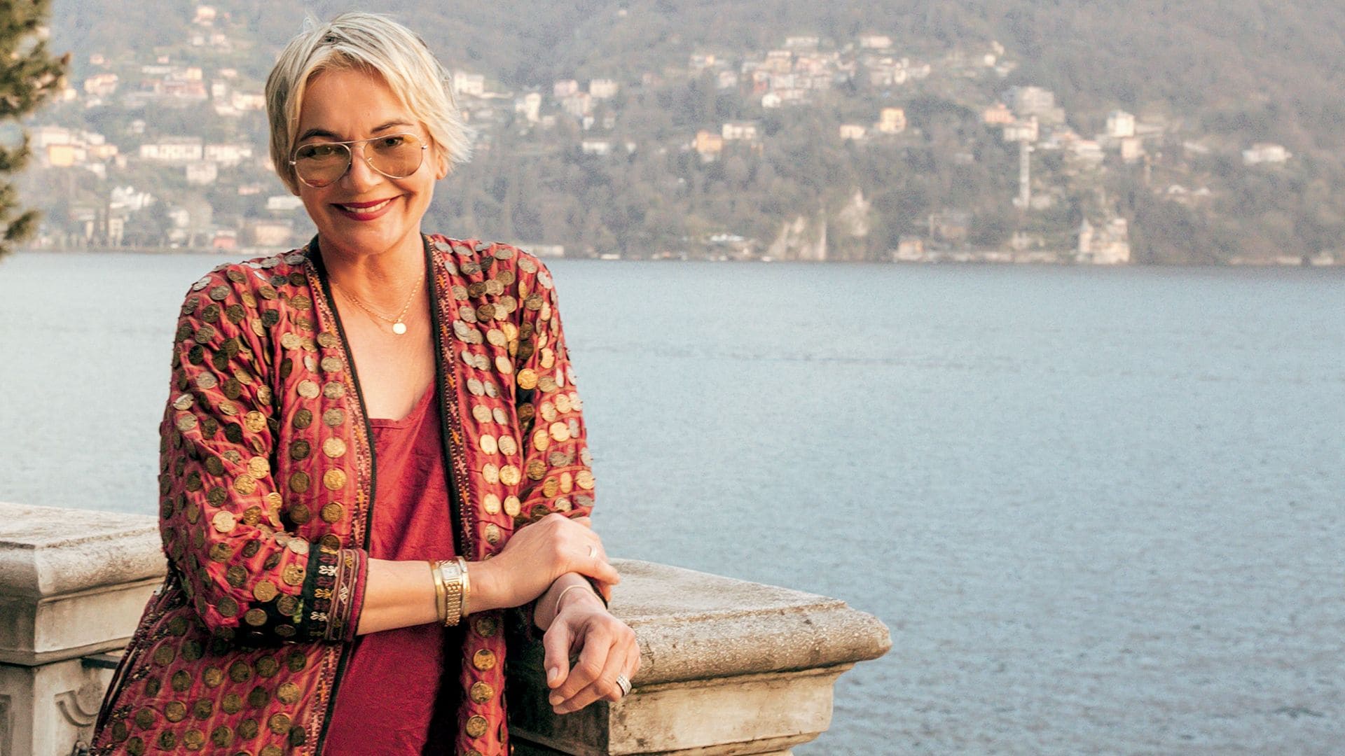 La casa ¡HOLA! de la semana: La artista Erika Trojer nos abre las puertas de su villa con vistas al lago de Como