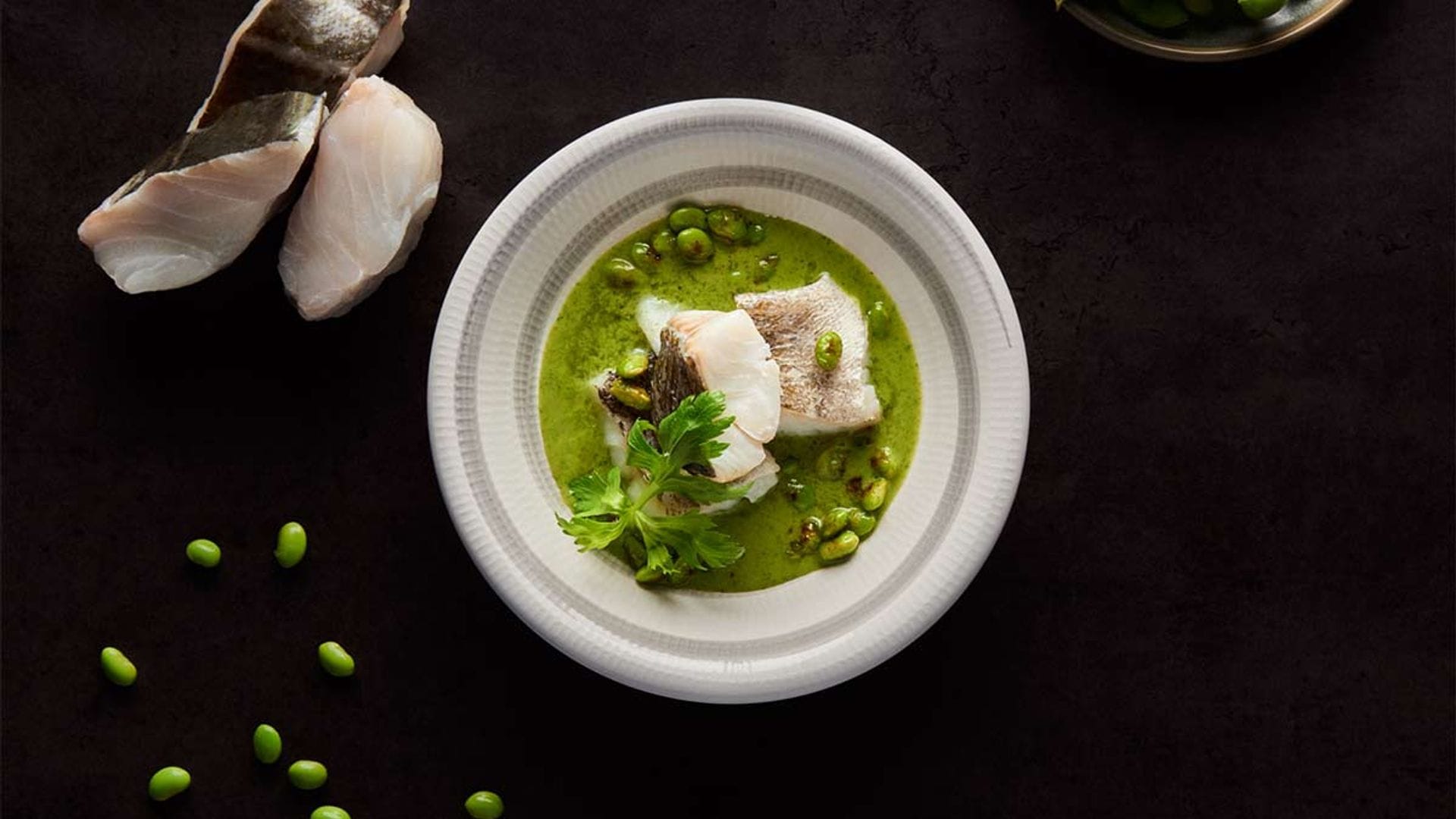 Skrei noruego en salsa verde con habitas de soja