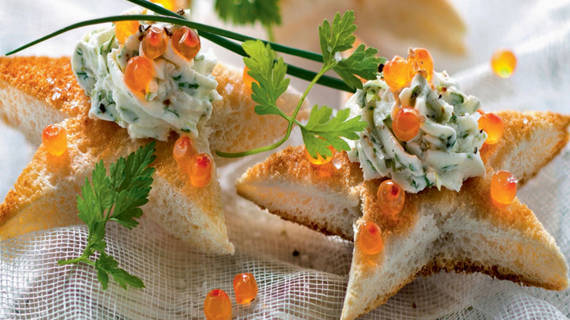 Estrellitas de queso azul con huevas de trucha