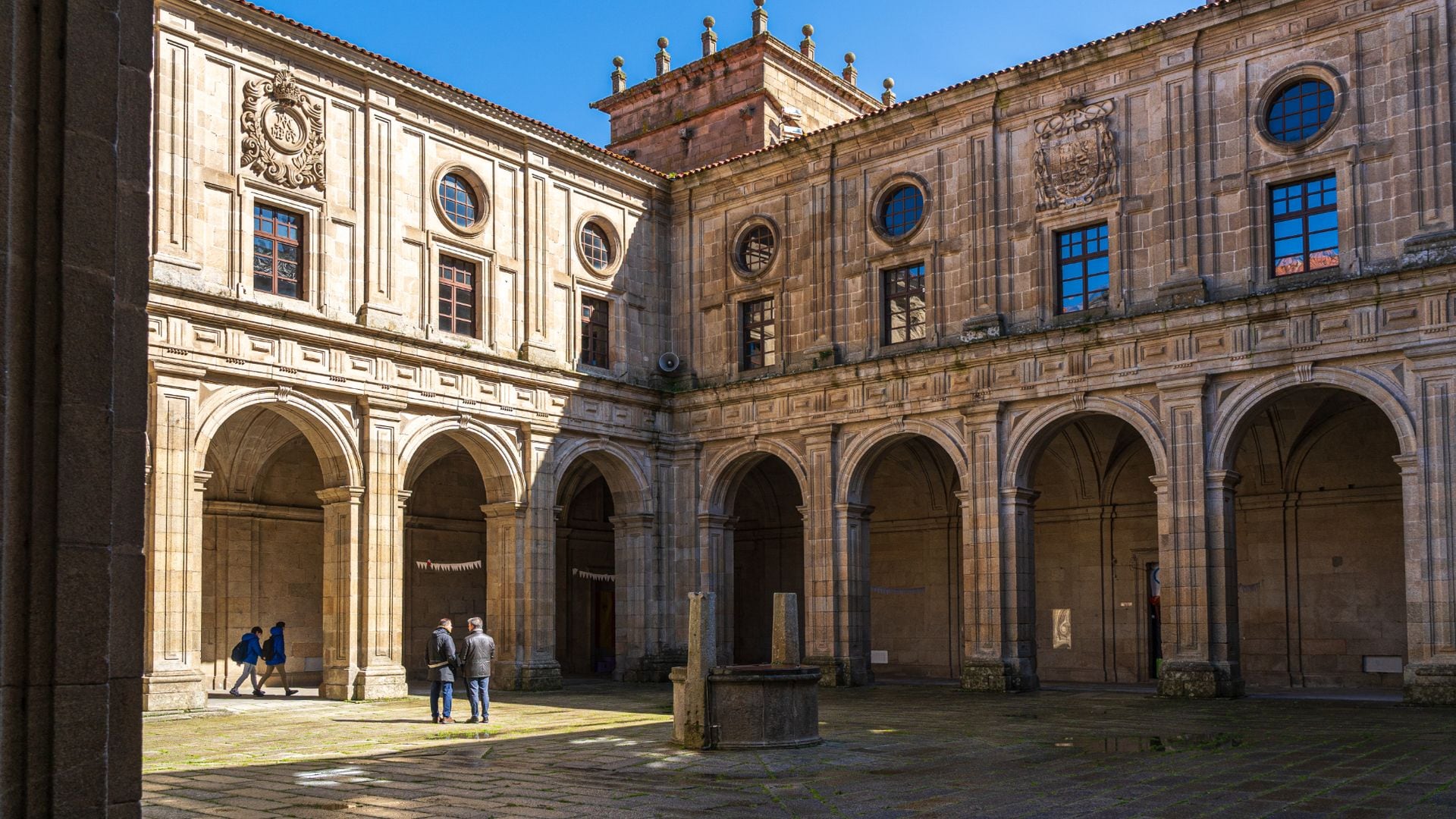 La ciudad española que custodia El Escorial gallego y puentes centenarios