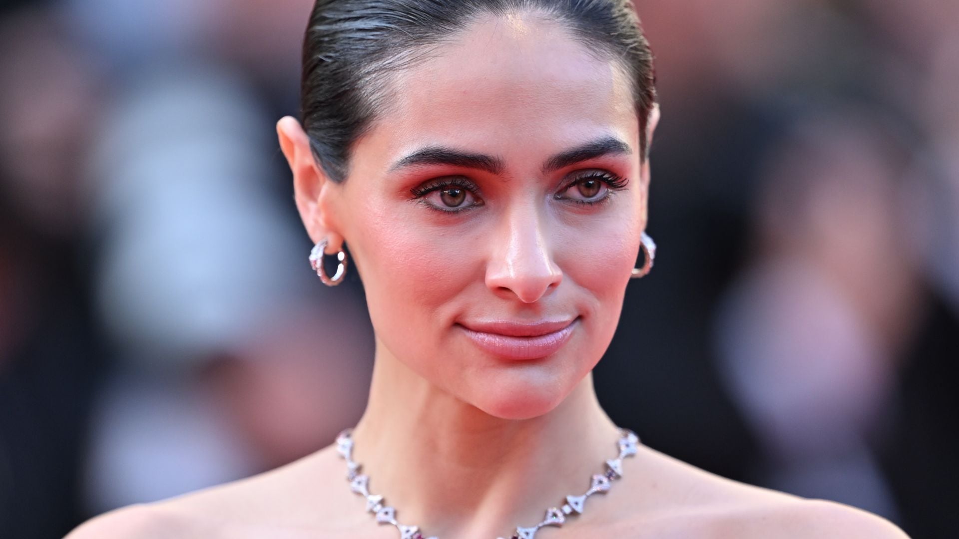 Renata Notni enamora a su paso por Cannes en una elegante silueta con transparencias
