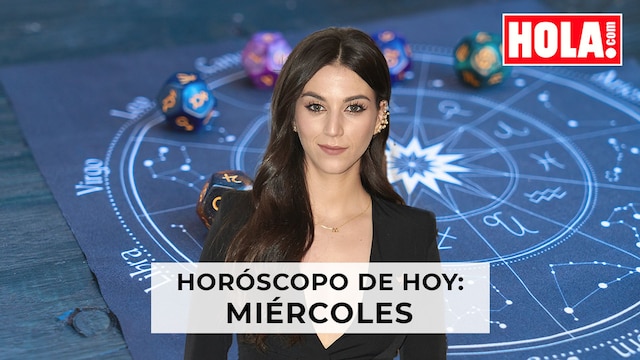 Claudia Salas con la rueda del zodiaco detrás 