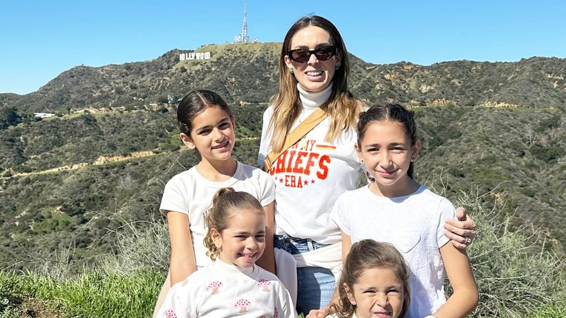 Jacky Bracamontes y sus cinco hijas