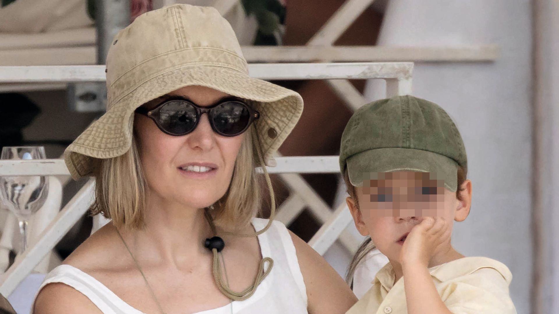 Marta Ortega con su hijo Manuel en brazos