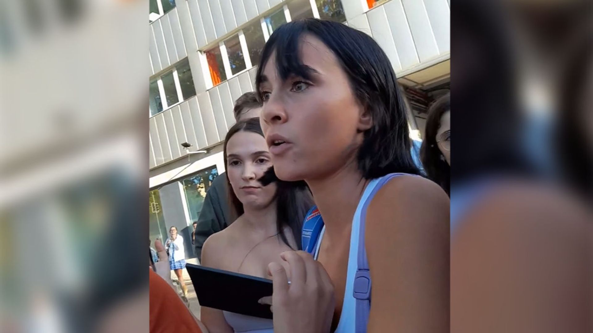 Aitana se hace viral al demostrar su firmeza con el padre de una fan