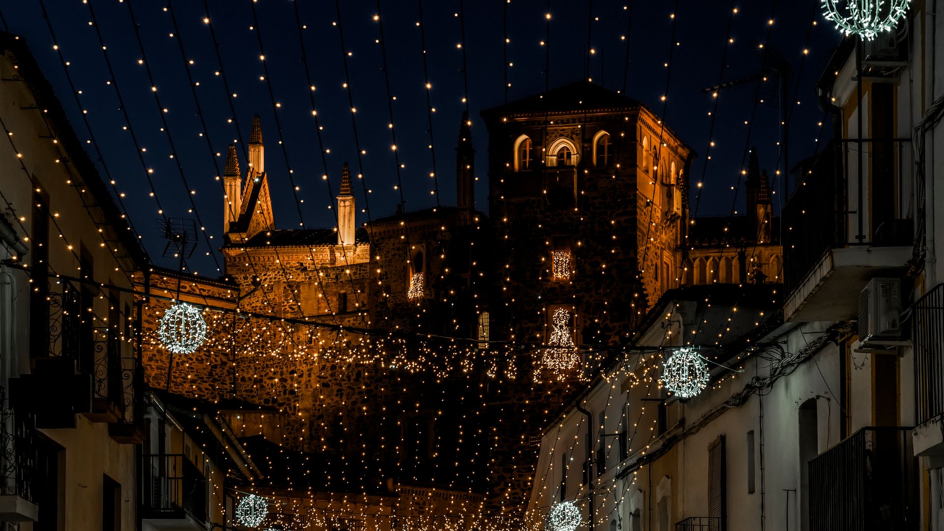 Guadalupe es un destino de luces pero también de historia.
