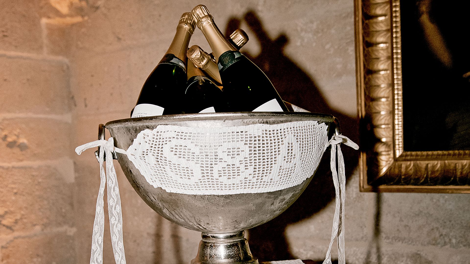 EXCLUSIVA. Descubrimos la decoración de inspiración 'vintage': encaje de Camariñas, candelabros y el romántico juego de velas