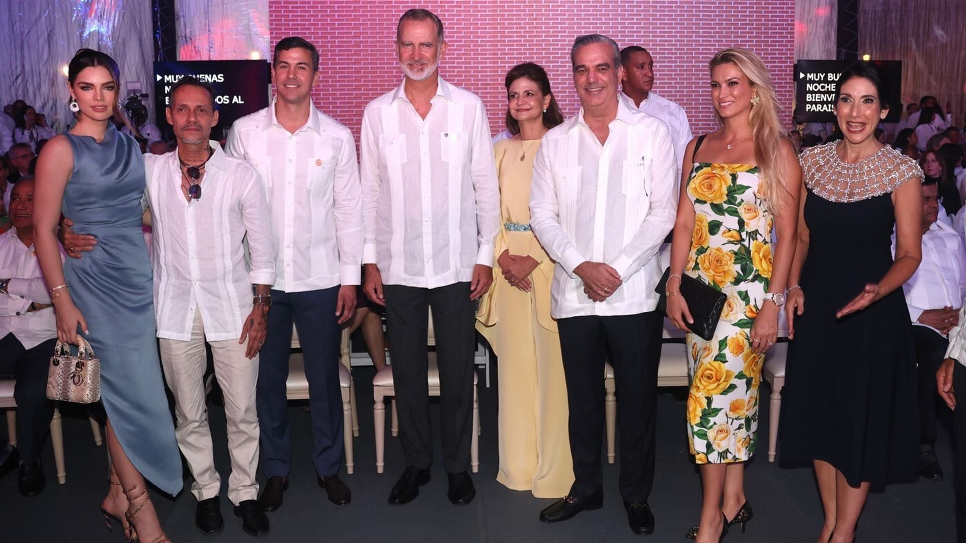 El rey Felipe, en una recepción a la que también han asistido Marc Anthony y Nadia Ferreira