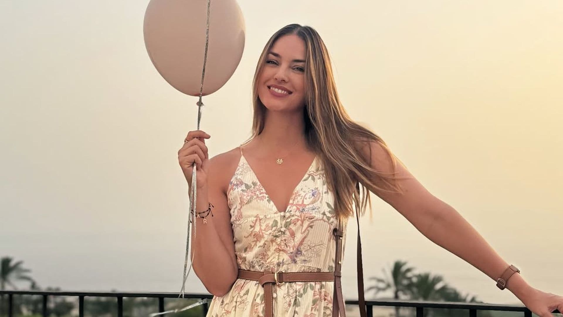 Helen Lindes celebrando su cumpleaños con vestido de Twinset