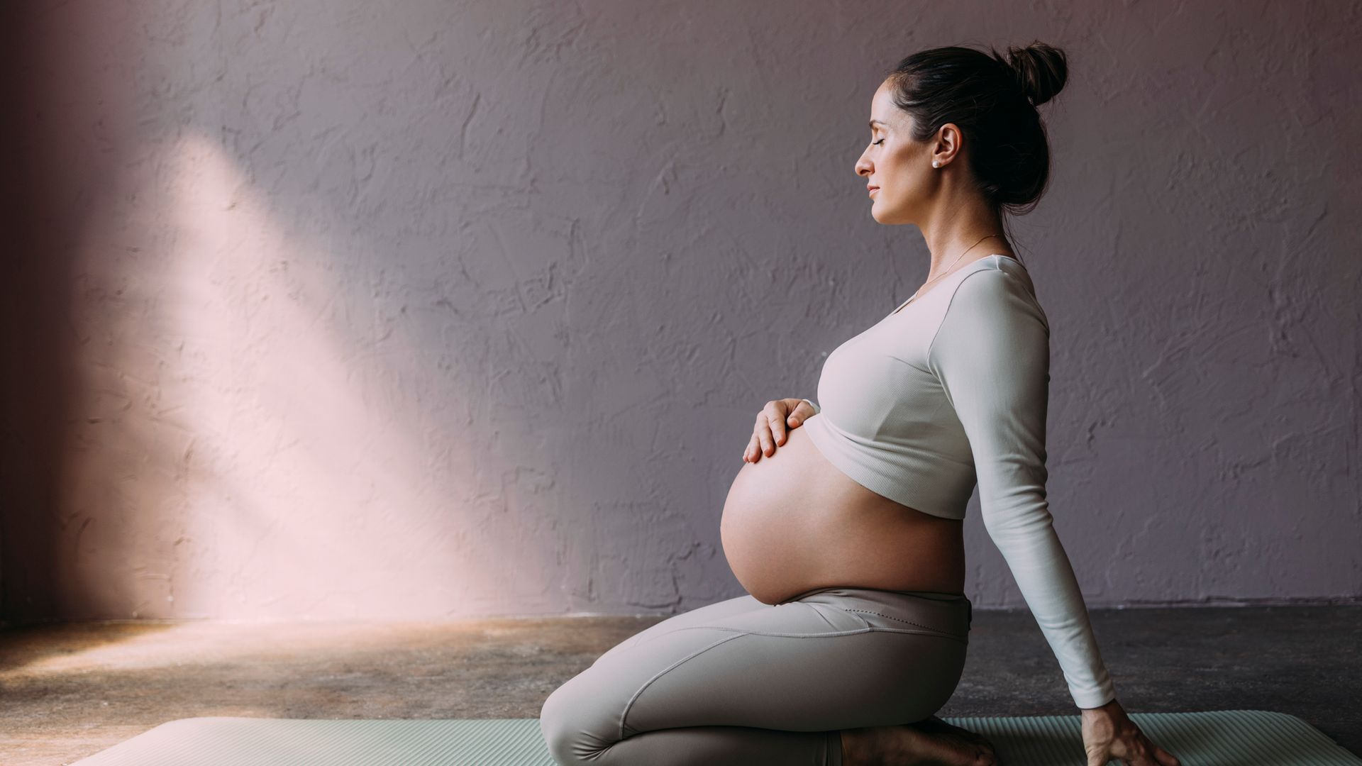 Sara García, instructora: "El yoga no elimina las causas que producen que una mujer embarazada no descanse bien, pero interviene en la respuesta del cuerpo ante ellas"