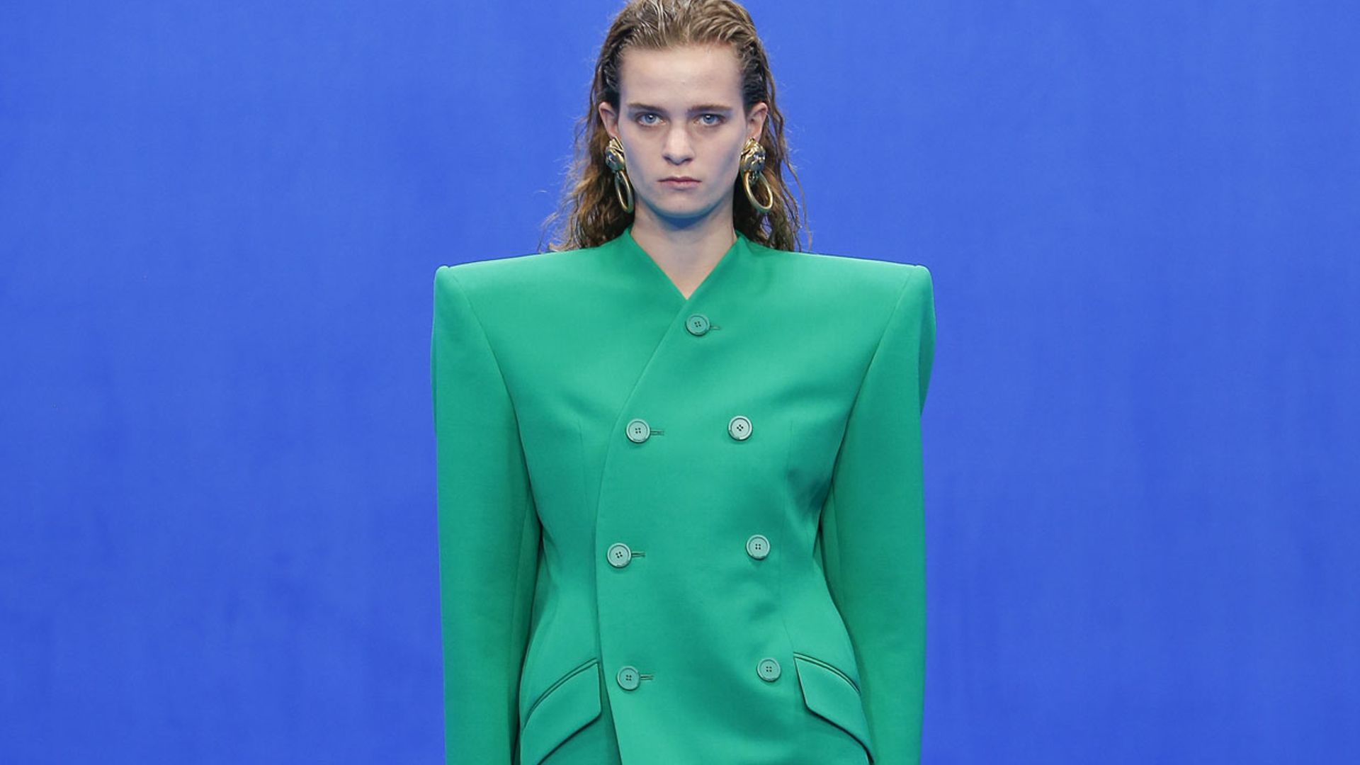 Trajes y hombreras 'oversize': Así es la colección reivindicativa de Balenciaga
