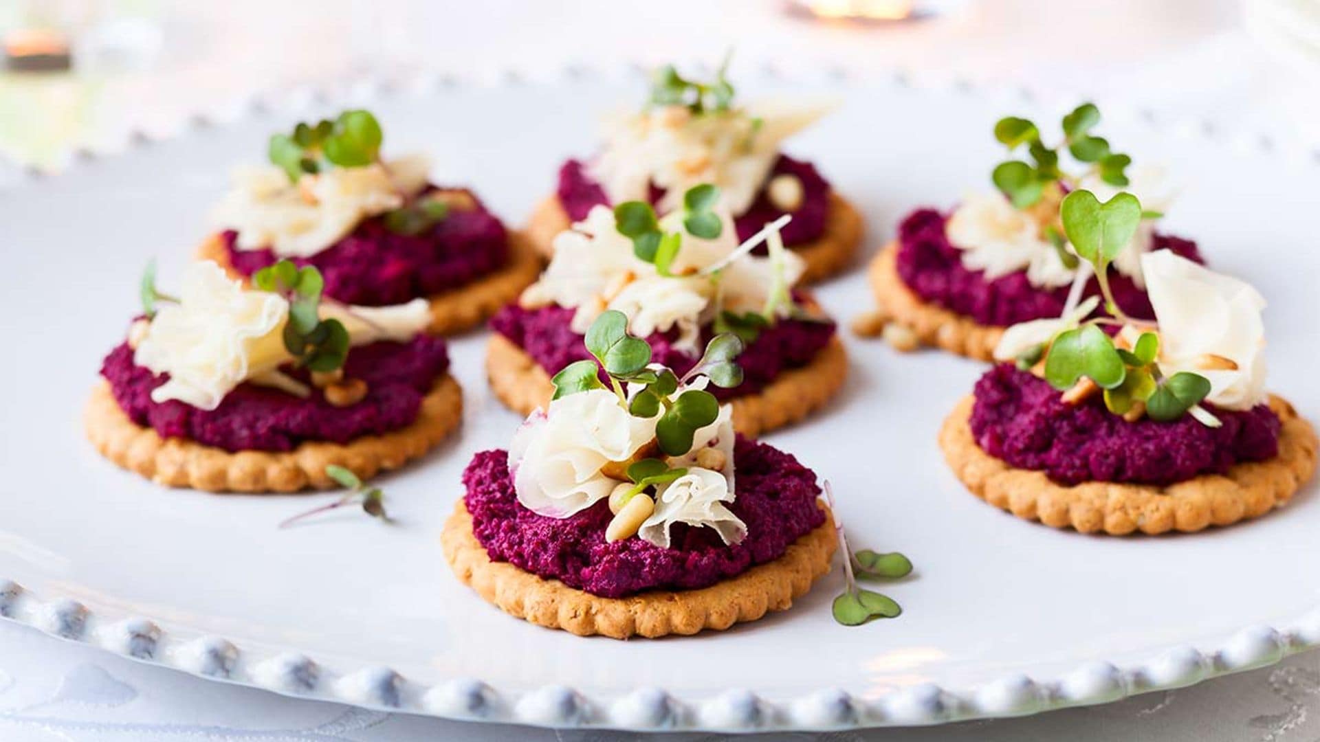 Galletas saladas con pesto de remolacha
