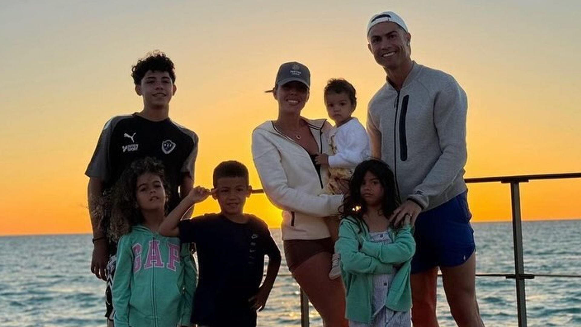 Georgina y Cristiano Ronaldo con sus hijos