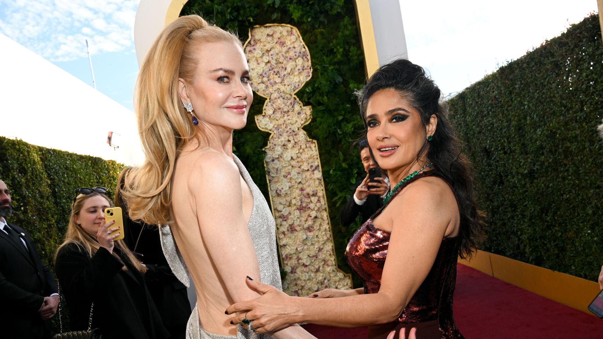¡Tan amigas como siempre! Salma Hayek y Nicole Kidman llegan de la mano a los Golden Globes
