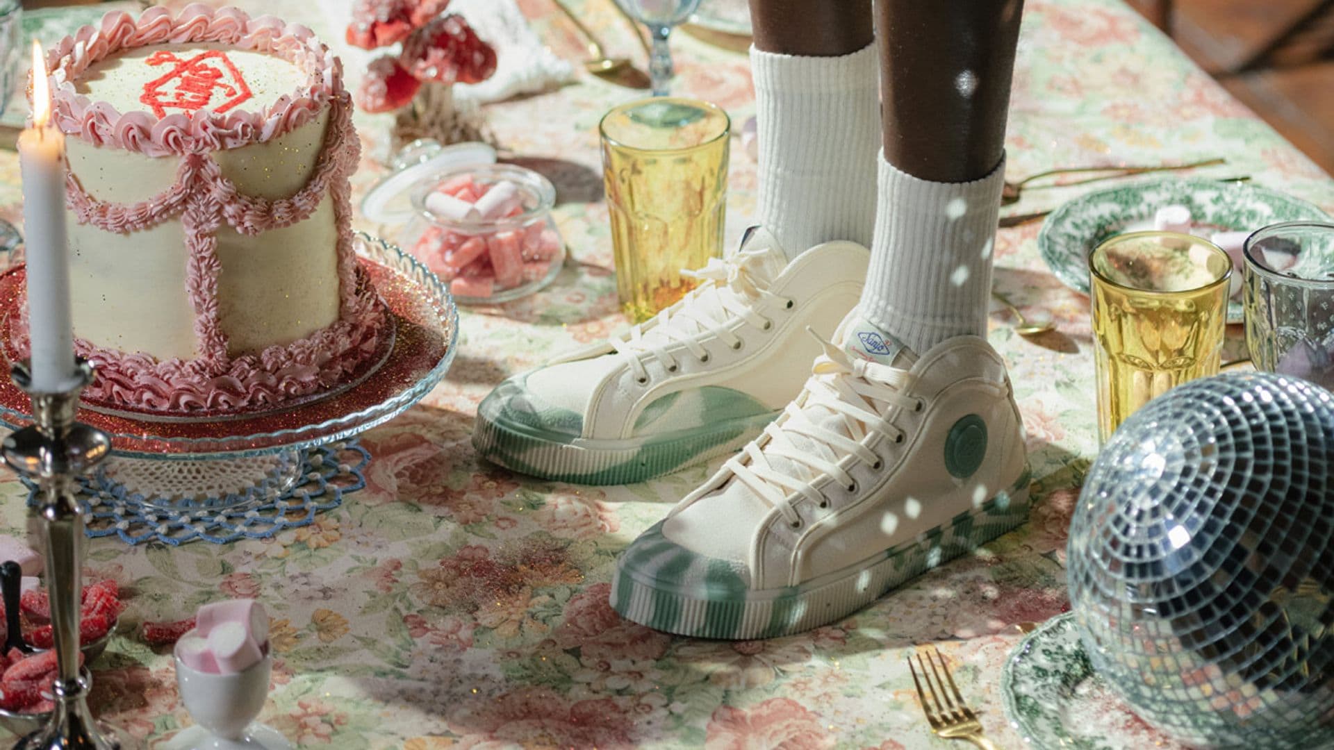 Son noticia en FASHION: zapatillas con 90 años de historia,  novedades de moda española e internacional...