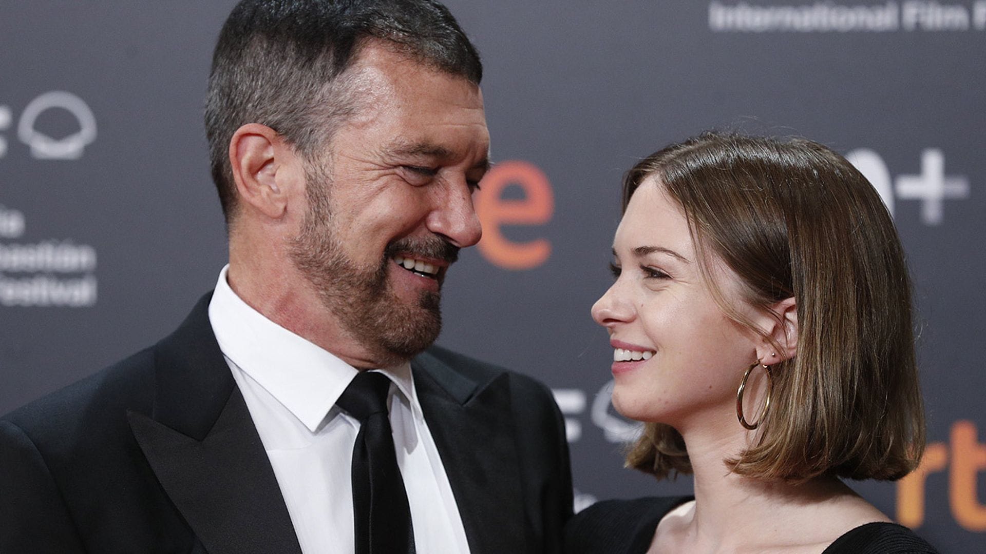 Antonio Banderas, un padre orgulloso al pisar con su hija Stella la alfombra roja de San Sebastián