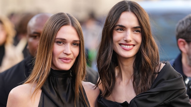 Noel Berry y Blanca Padilla sonrientes con ropa negra en la Paris Fashion Week