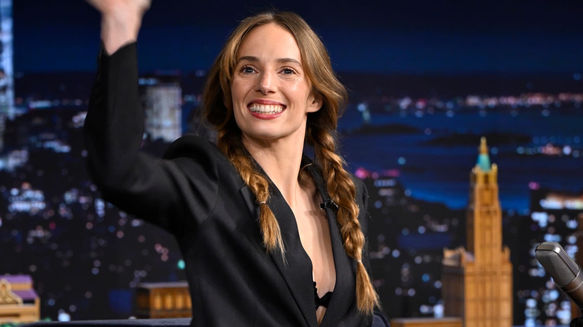 Si tu pelo es fino, tienes que probar este truco de Maya Hawke para dar más volumen a tus trenzas