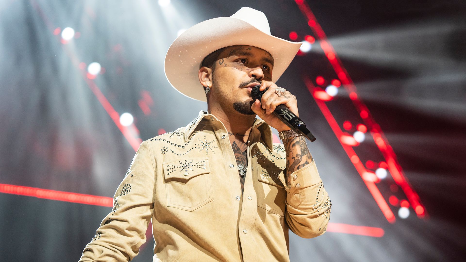 Así reaccionó Christian Nodal al escuchar que el público gritaba el nombre de 'Cazzu' en pleno concierto | ¡HOLA!