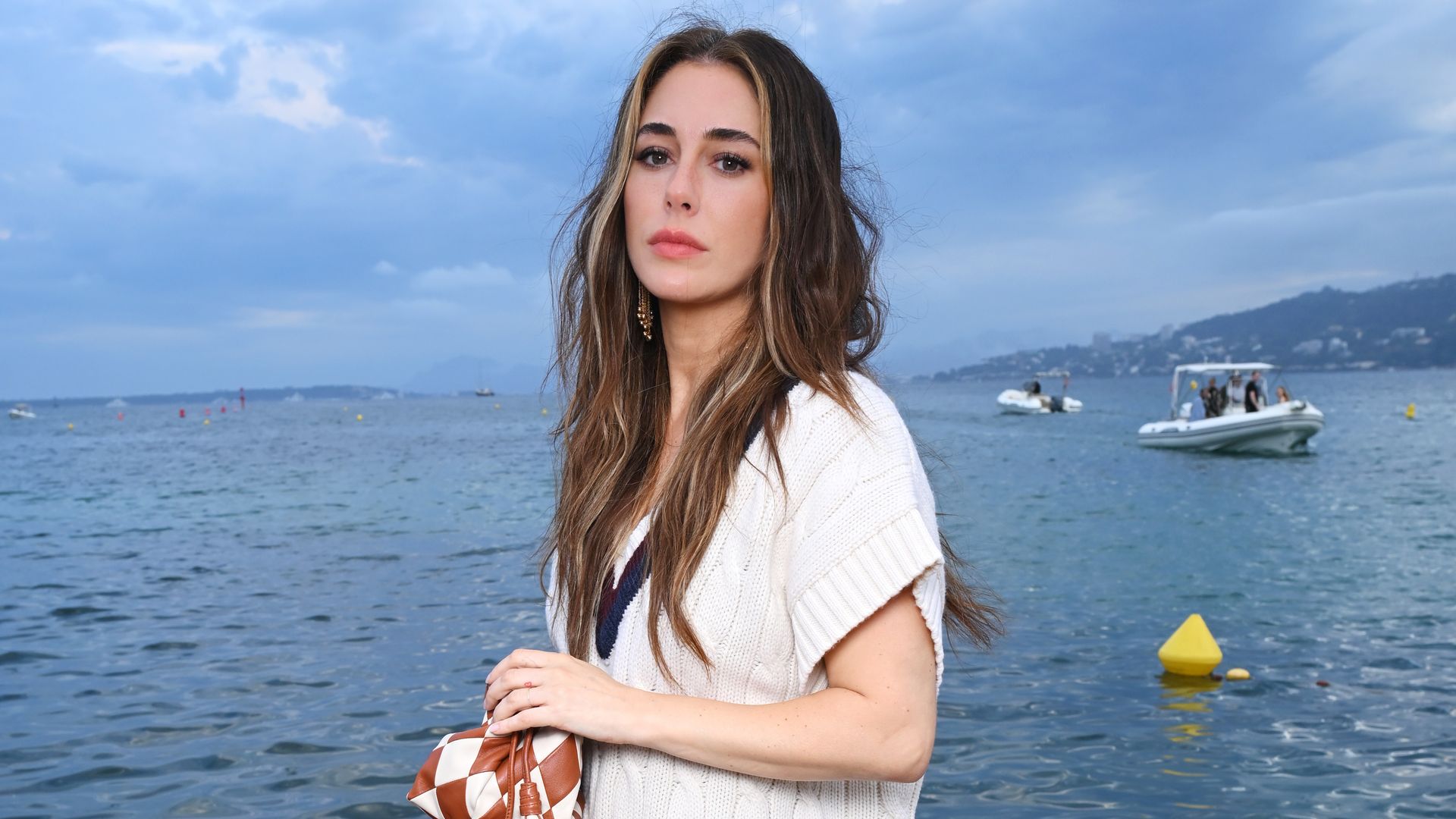 Blanca Suárez, una Brigitte Bardot moderna con sus dos lookazos en la Costa Azul: de la falda con volantes al pañuelo en la cabeza