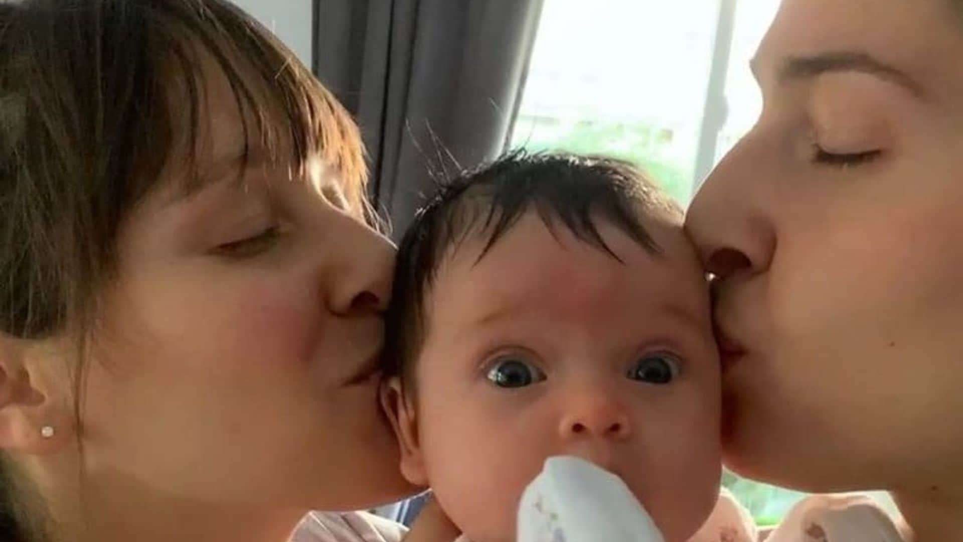 Las hermanas de Ha*Ash posan por primera vez juntas con la nueva integrante de la familia