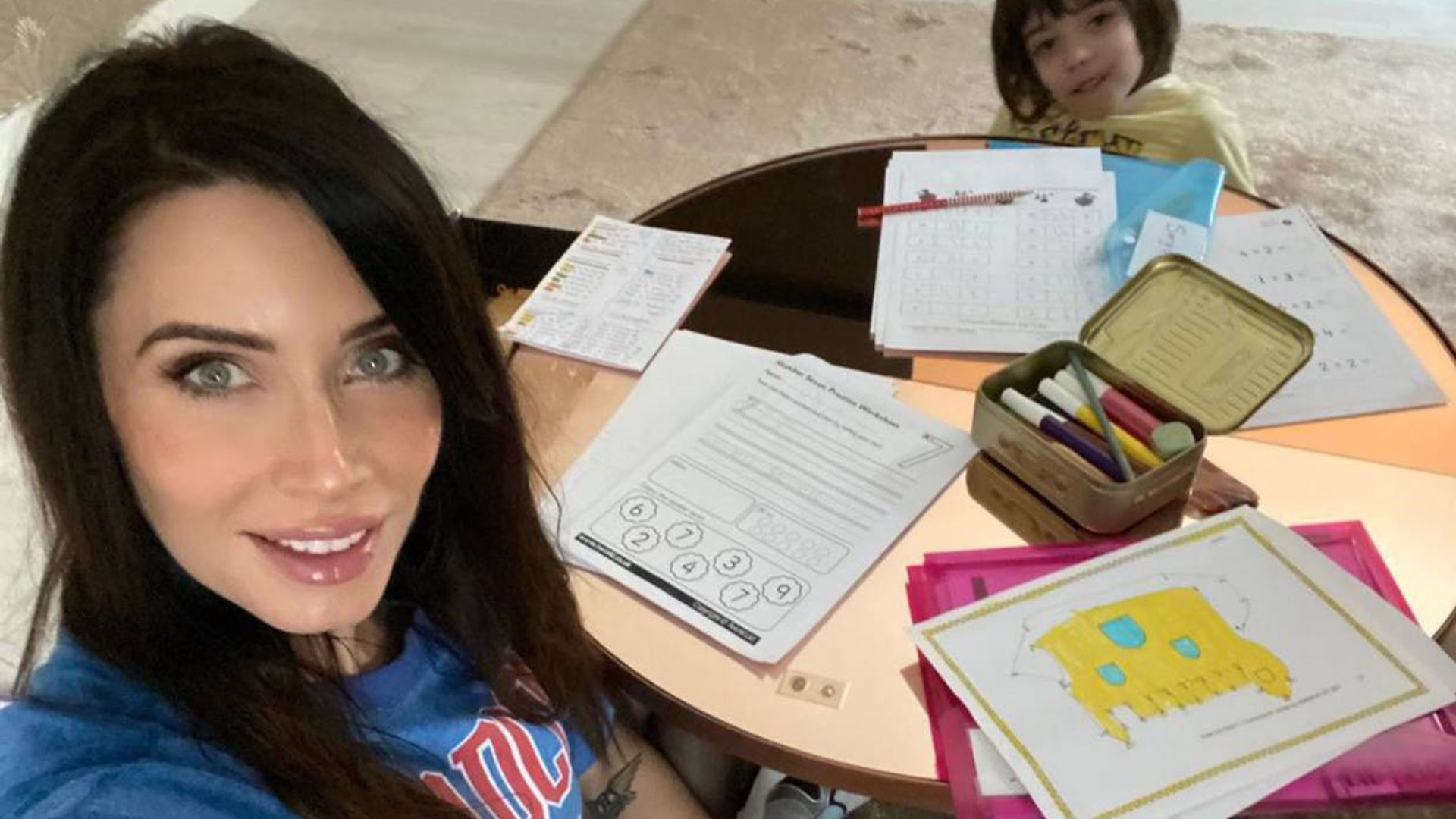 Pufs gigantes, el rincón de la música... Pilar Rubio muestra los detalles más curiosos de su casa