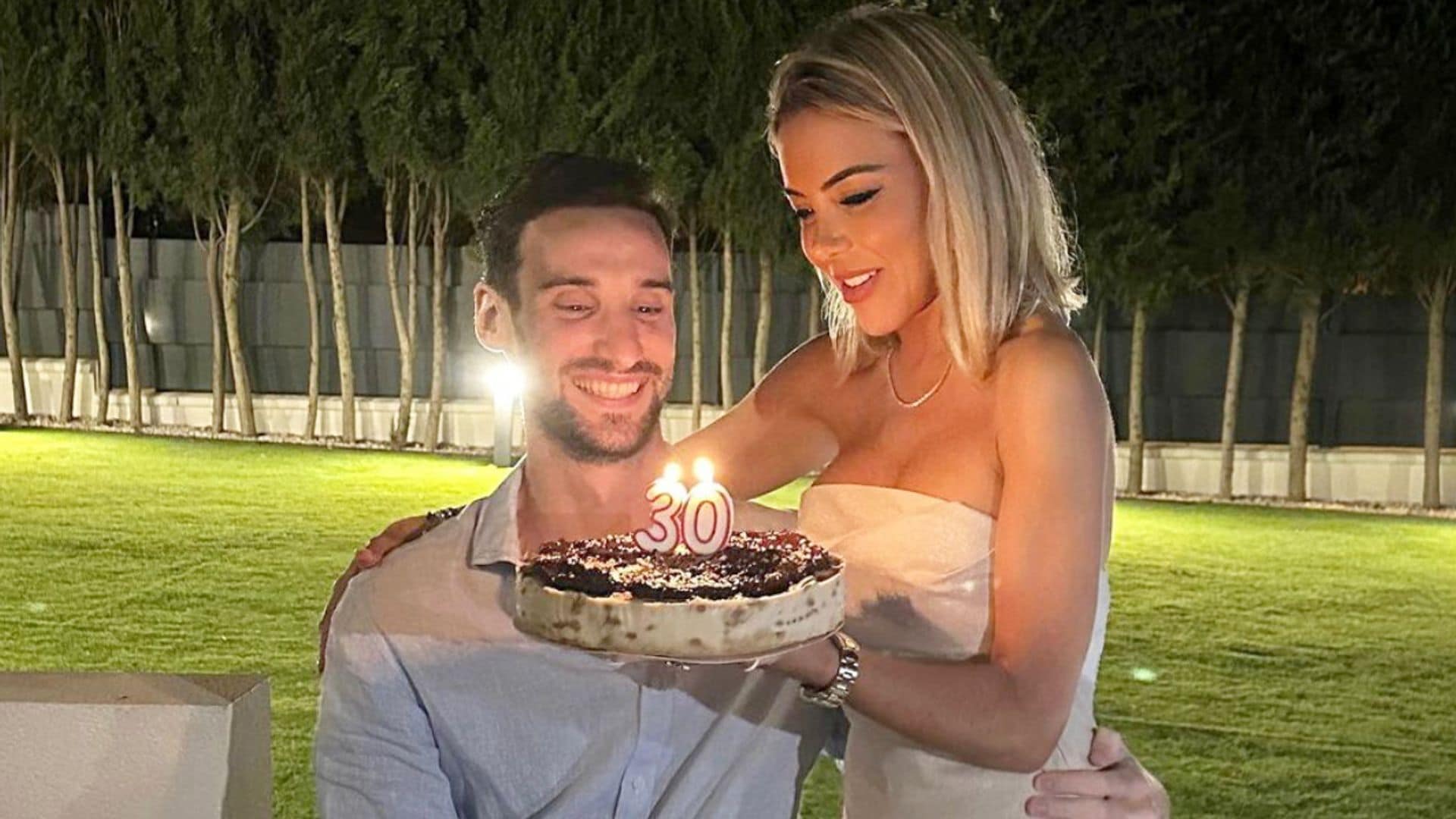 Las lágrimas de Sergio Rico al soplar las velas por su cumpleaños, ¡y ser sorprendido por su mujer con una canción!