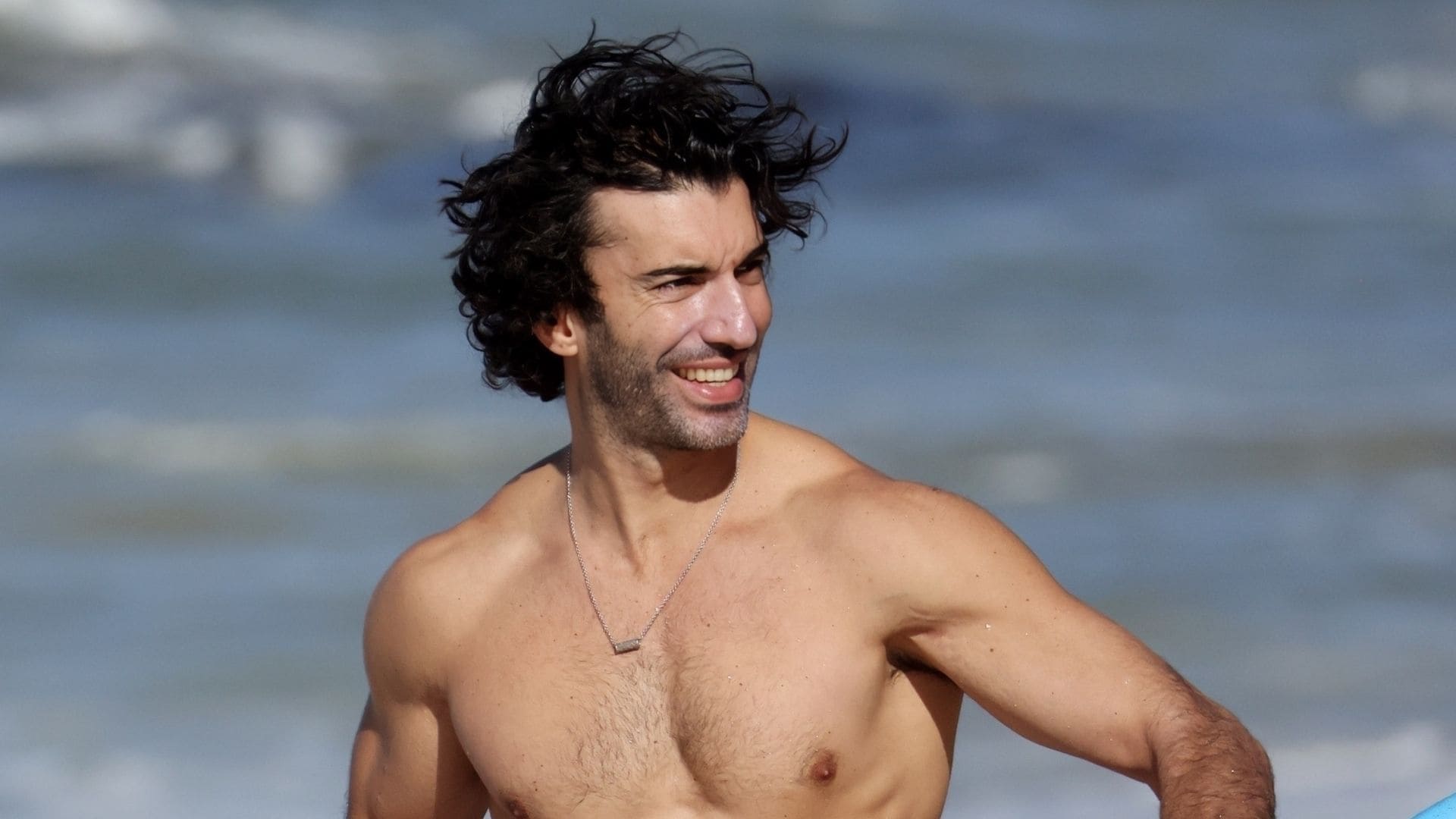 Justin Baldoni presume sus músculos en Hawái, en medio de su controversia legal con Blake Lively