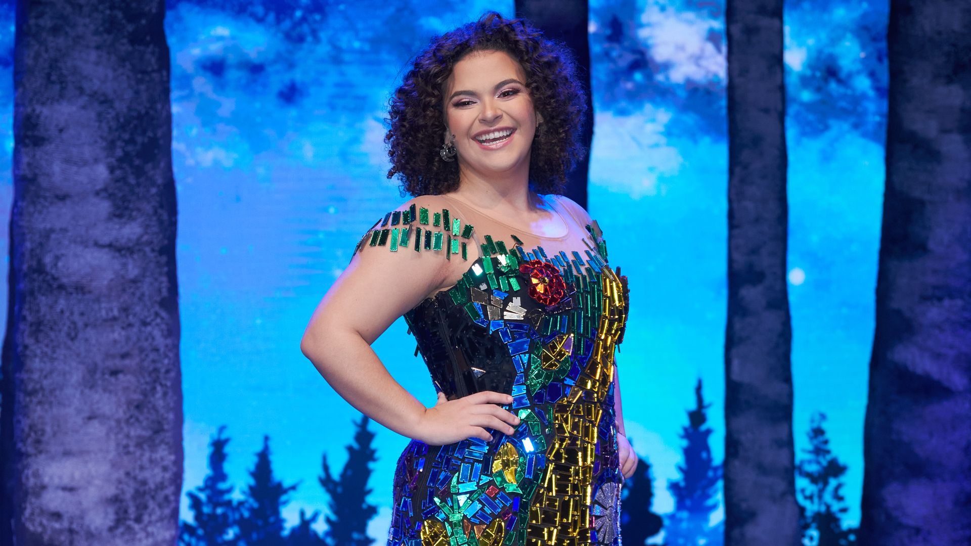 Cobijada por sus seres queridos, Lucerito Mijares celebra un año de su debut en teatro