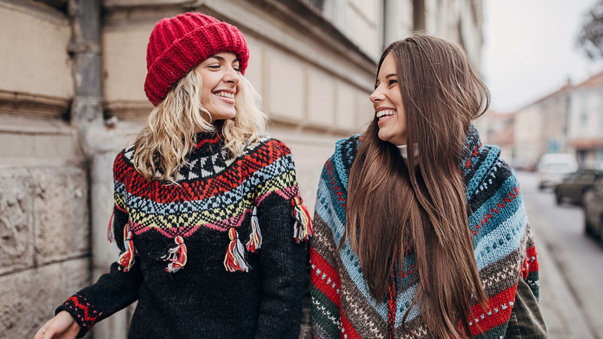 Amigas paseando por la calle en invierno