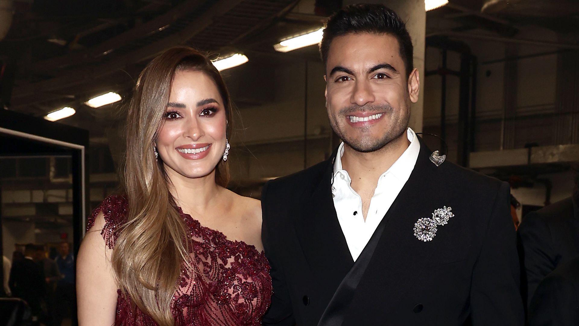  Cynthia Rodríguez y Carlos Rivera en los Latin GRAMMY de 2024.