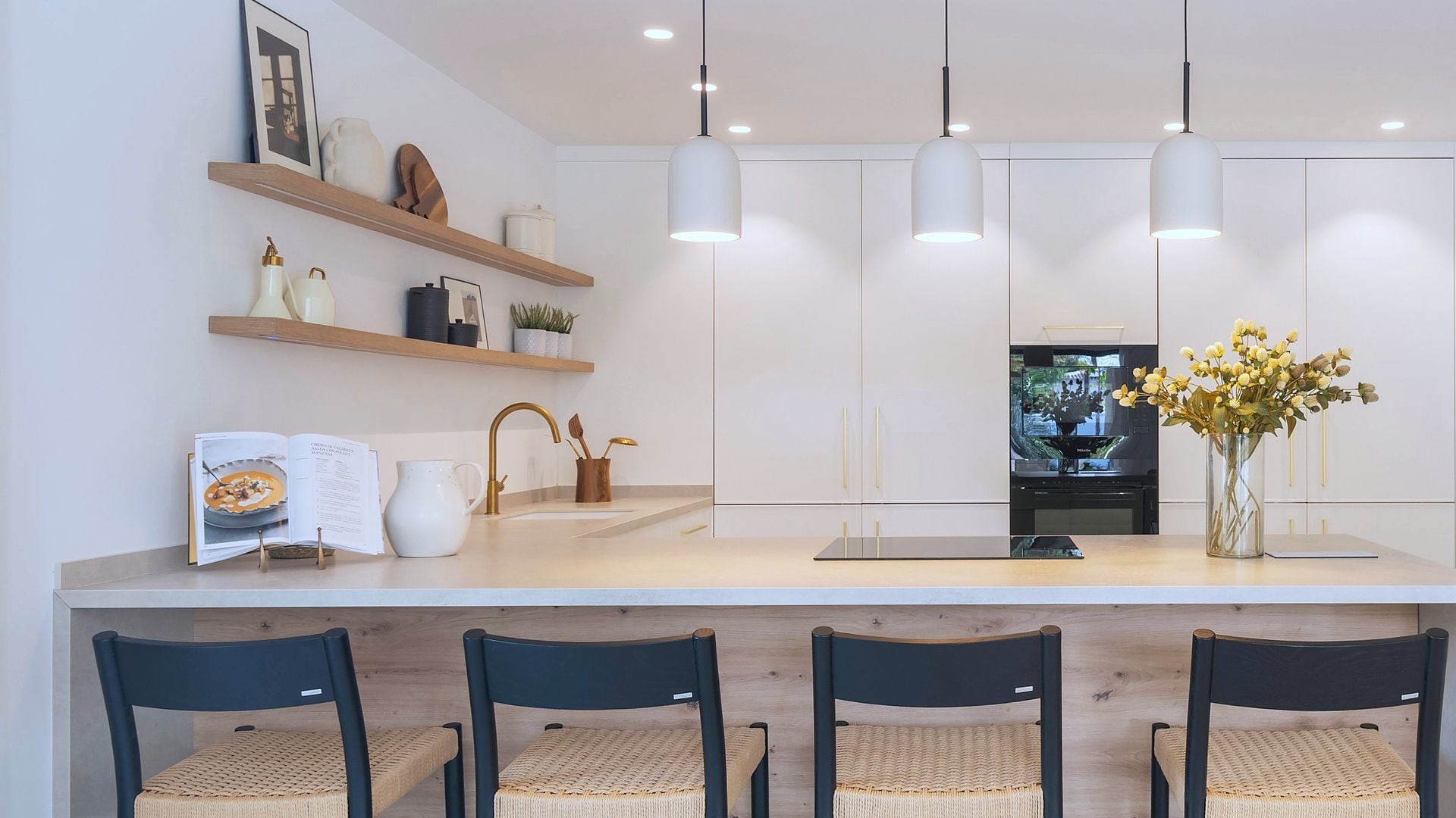 Cocina con estantes