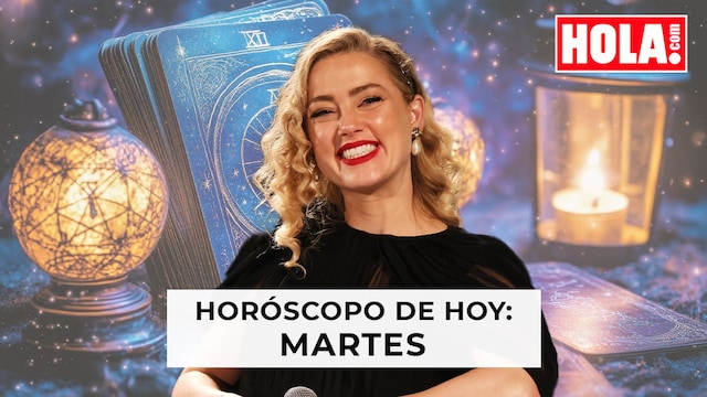 Amber Heard en primer plano; de fondo velas, farol y cartas del tarot