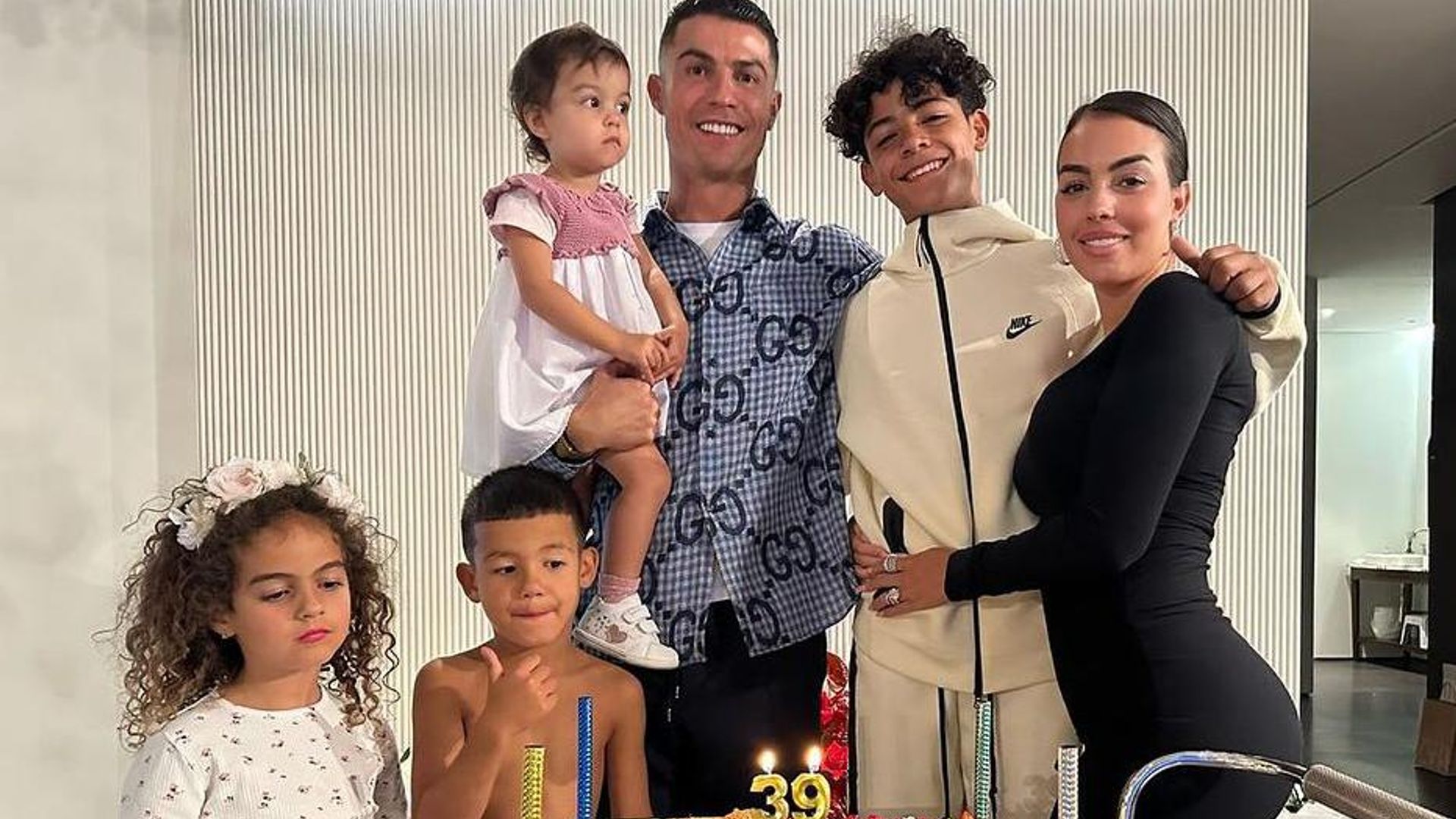 Georgina Rodr guez Y Sus Hijos En El Santuario De F tima HOLA georgina-rodr-guez-y-sus-hijos-en-el-santuario-de-f-tima-hola