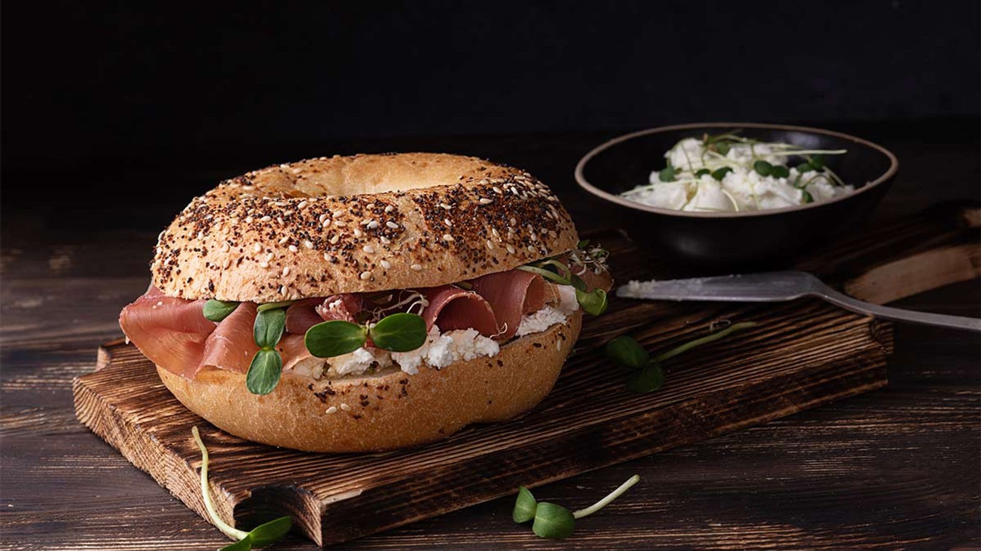 'Bagel' de jamón y ricotta