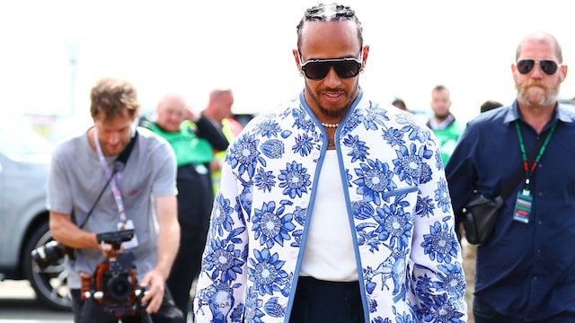 Lewis Hamilton llegando al Paddock con su perro Roscoe en Silverstone.
