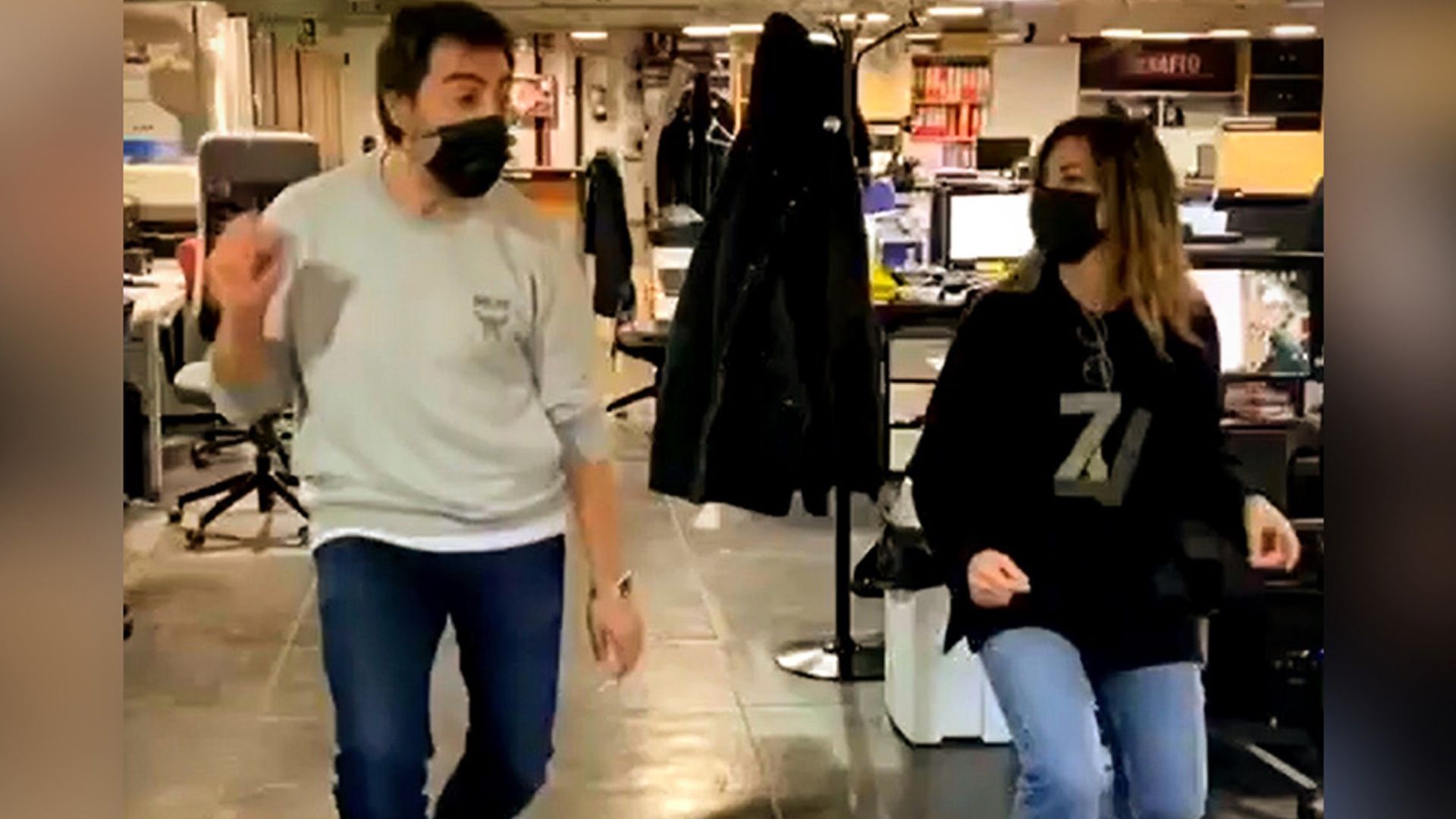 El divertido vídeo de Juan del Val enseñándole un baile a Nuria Roca en mitad de la redacción