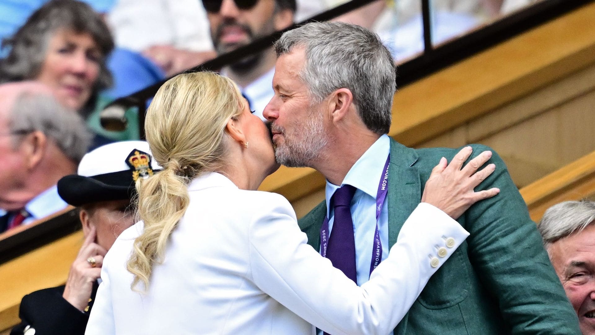 Encuentros en la 'royal box' de Wimbledon: el afectuoso saludo entre Federico de Dinamarca y Sofía de Edimburgo