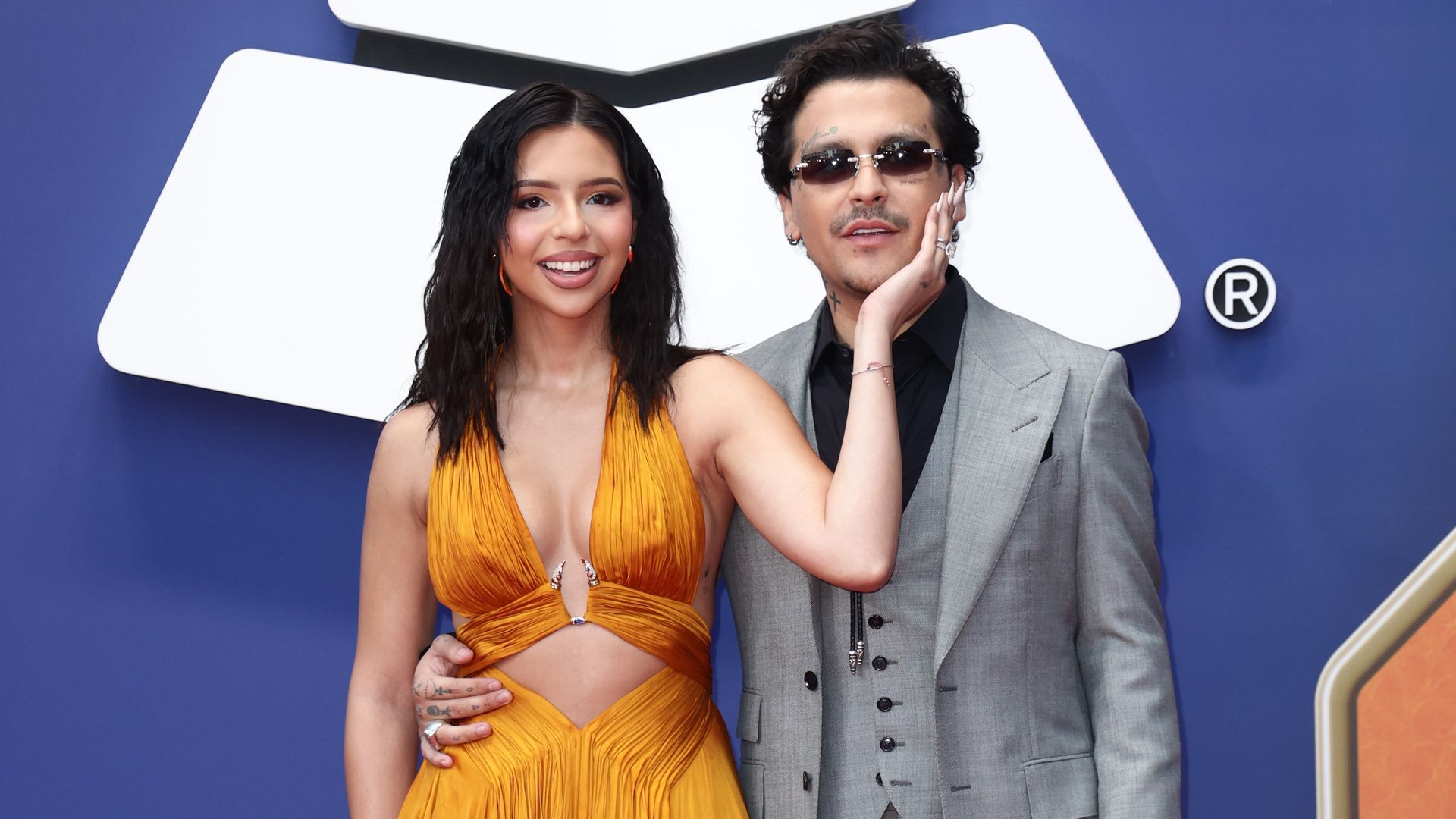 Ángela Aguilar y Christian Nodal a su entrada a la alfombra roja de los Latin Grammys