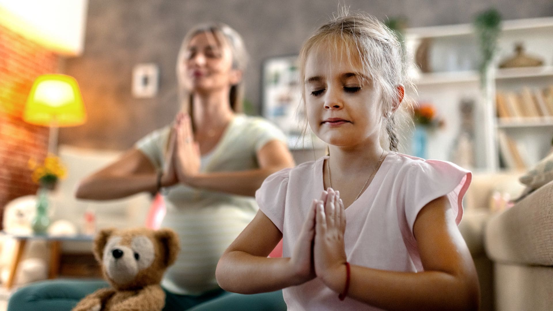 Niña practica yoga