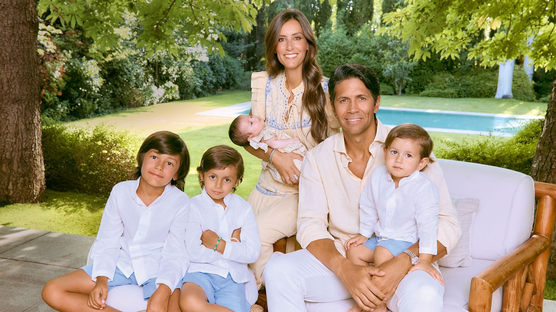Ana Boyer junto a Fernando Verdasco, posa por primera vez con sus cuatro hijos para HOLA