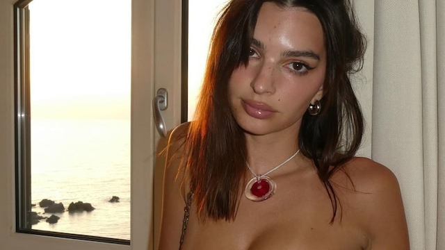 Emily Ratajkowski posando con vestido negro y eyeliner