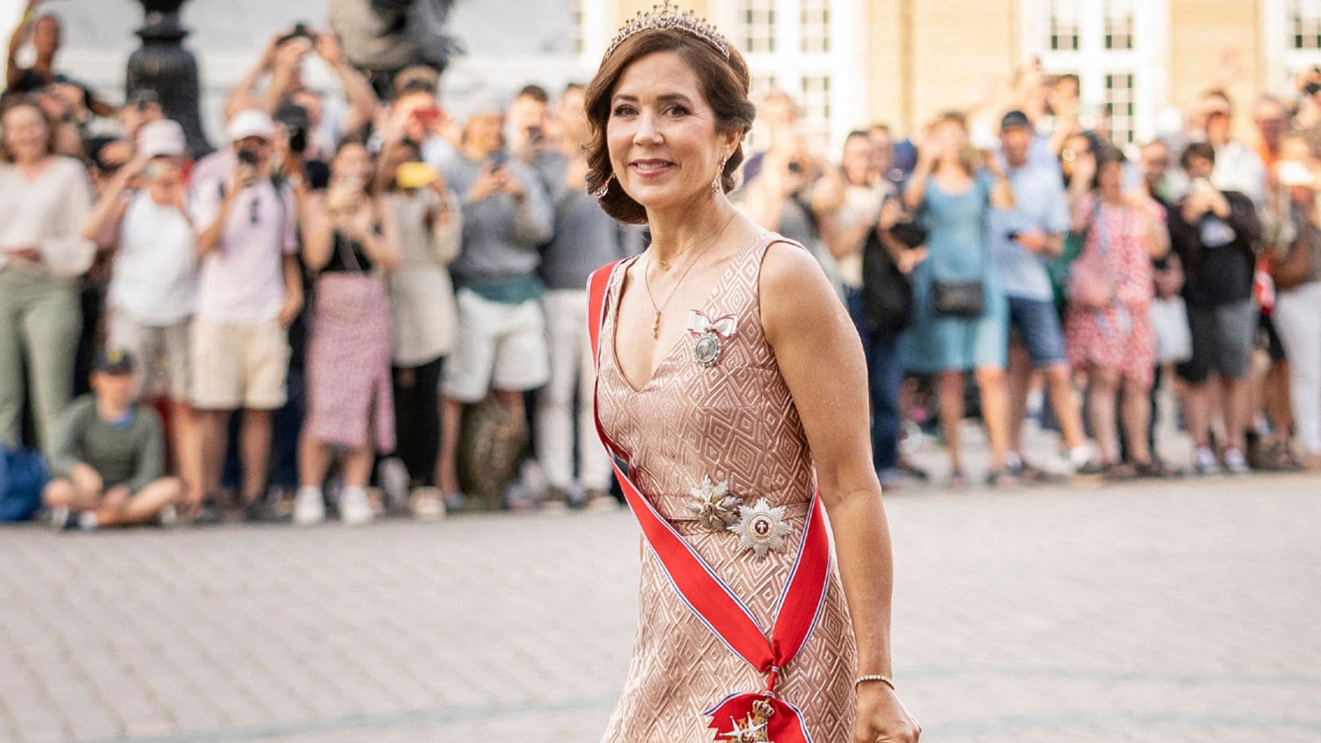 El fabuloso look de gala de Mary: un vestido con nuevo escote y colgante de gran valor sentimental