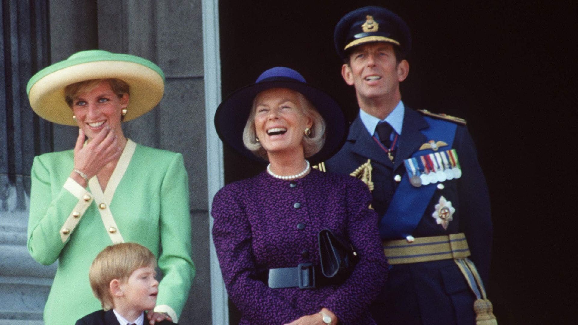 Una imagen de la fallecida duquesa de Kent junto a Diana de Gales y el príncipe Harry en el balcón del Palacio de Buckingham