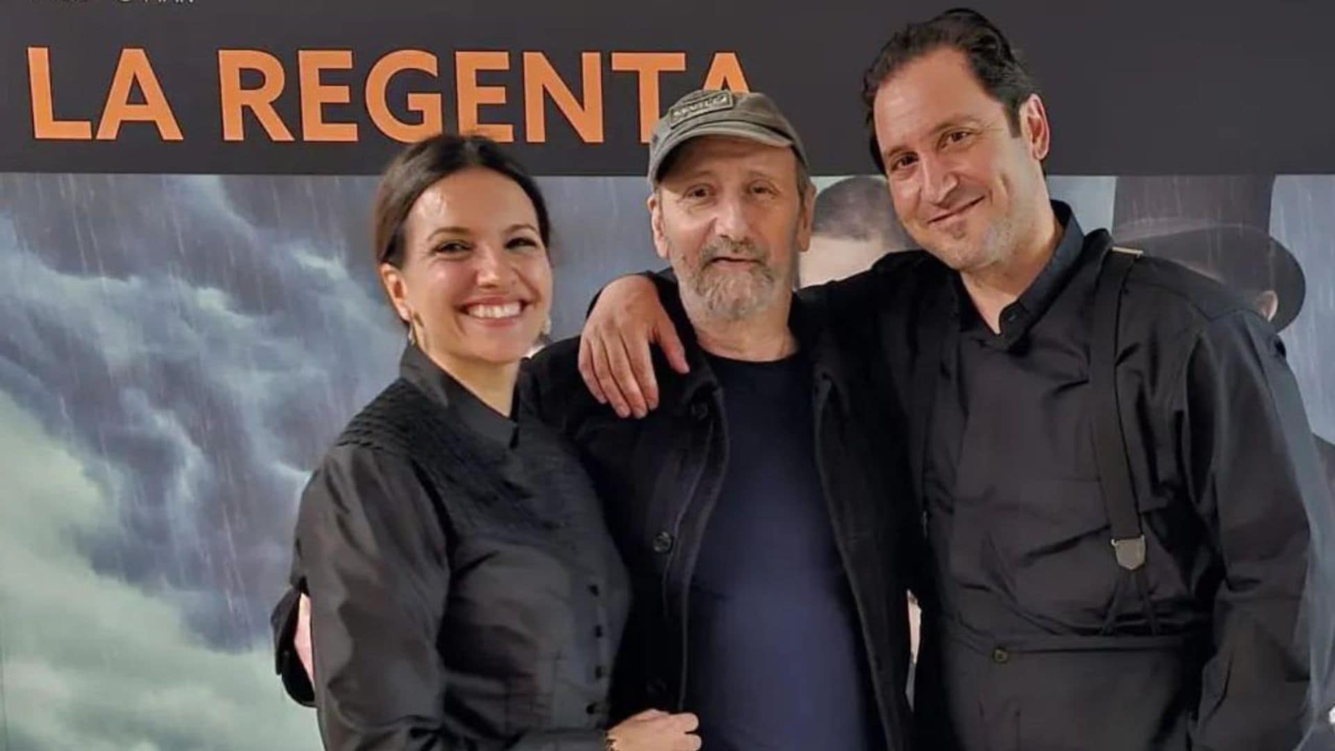 La reaparición de José Luis Gil en el teatro aplaudiendo en pie a sus compañeros
