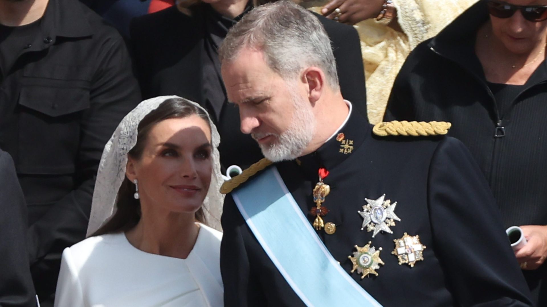 El rey Felipe y la reina Letizia, de blanco y con mantilla, en la misa inaugural del Papa León XIV