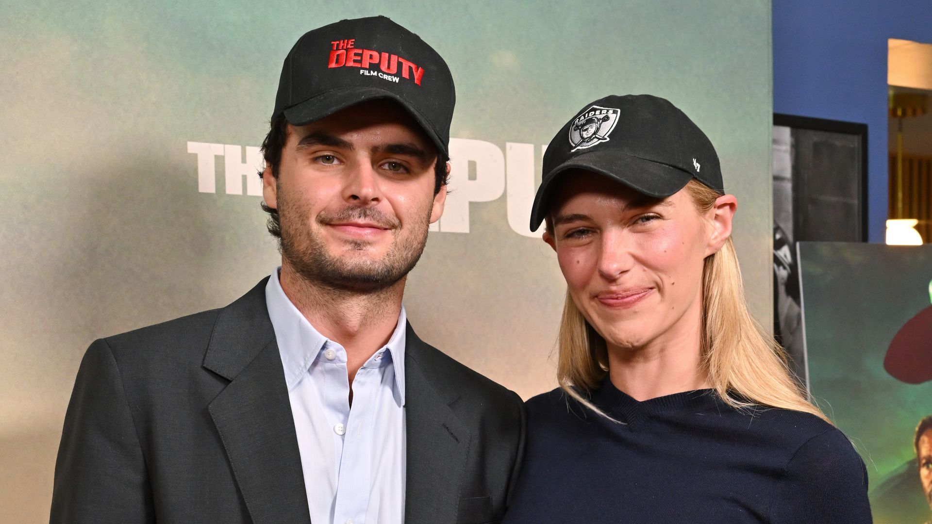 Duke Nicholson y Devon Lee Carlson, felices en el estreno de 'The Deputy' en Los Ángeles